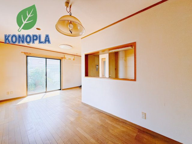 【中古戸建】高崎市上大類町の居間・リビング|■リビング｜家族でゆったりくつろげる、居心地の良いリビング♪賃貸と違って、テレビや音楽の音を気にしなくて良いことが嬉しいですね(*＾＾*)