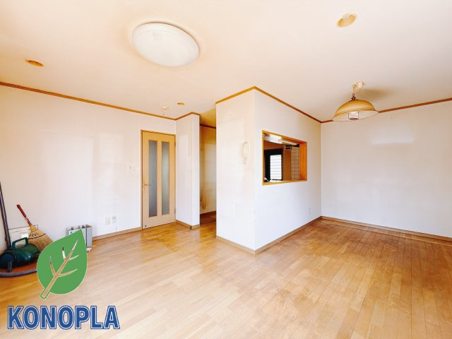 【中古戸建】高崎市上大類町の居間・リビング|■リビング｜落ち着きのある表情を見せるリビングダイニング。太陽の光がたっぷり差し込むリビングは、自然とご家族が集まる居心地の良い空間です。