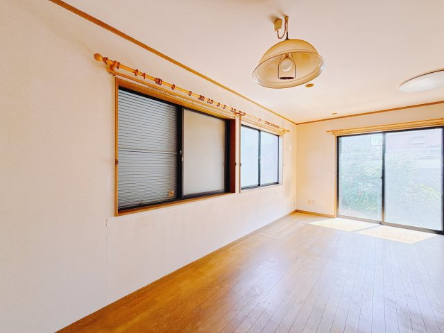 【中古戸建】高崎市上大類町の居間・リビング|■リビング｜大きい窓からあたたかいたっぷりの光が入ります♪開放的な空間で毎日をもっと快適に(*＾＾*)