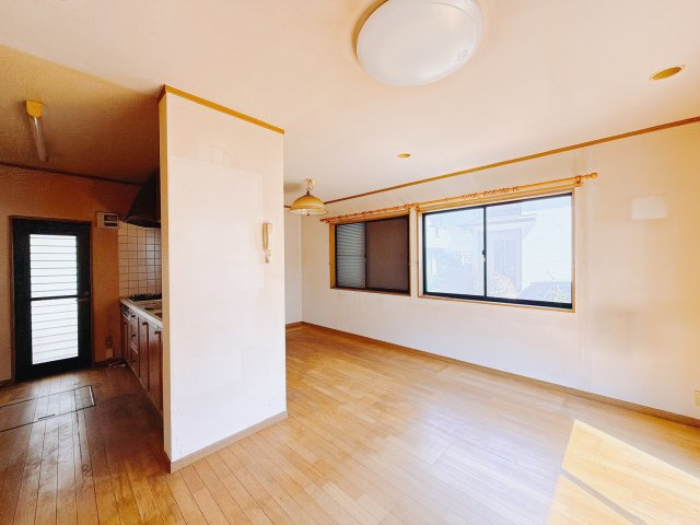 【中古戸建】高崎市上大類町の居間・リビング|■リビング｜家族でゆったりくつろげる、居心地の良いリビング♪賃貸と違って、テレビや音楽の音を気にしなくて良いことが嬉しいですね(*＾＾*)