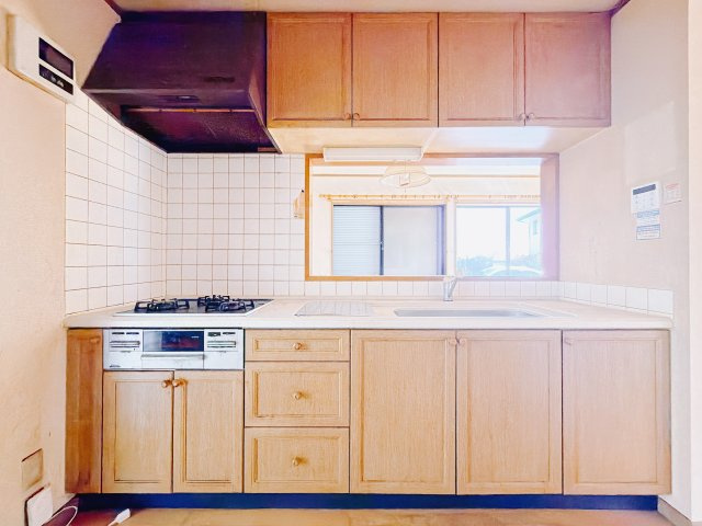 【中古戸建】高崎市上大類町のキッチン|■キッチン｜作業がはかどる広々カウンタースペース。会話がはずむ「オープンキッチン」なので家族とのコミュニケーションも活発になります。