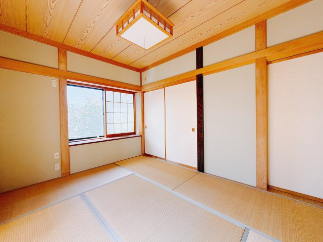 【中古戸建】高崎市上大類町の和室|■1階和室｜和室を書斎にしたり、冬にはコタツを敷いて家族みんなで年越しをするのもいいですね。家族みんなのお気に入りの空間になります♪