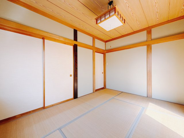【中古戸建】高崎市上大類町の和室|■1階和室｜和室でしか味わえない畳ならではの香りや素材で和のやすらぎを感じてください♪休日はお子様とお昼寝するのにも最適です！