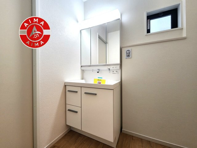 福岡市東区原田4丁目第3-3棟（2号棟）　の独立洗面台|毎日使うものだから清潔な空間を保ちたい水回り。洗面にはそんな願いを解消させてくれる収納アイデアが満載です。三面鏡の裏側にはキャビネットが現れ小物から背の高い物まで収納できます。