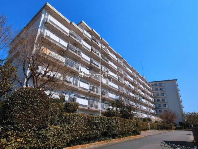 越谷ファミリータウンD棟　中古マンションの外観