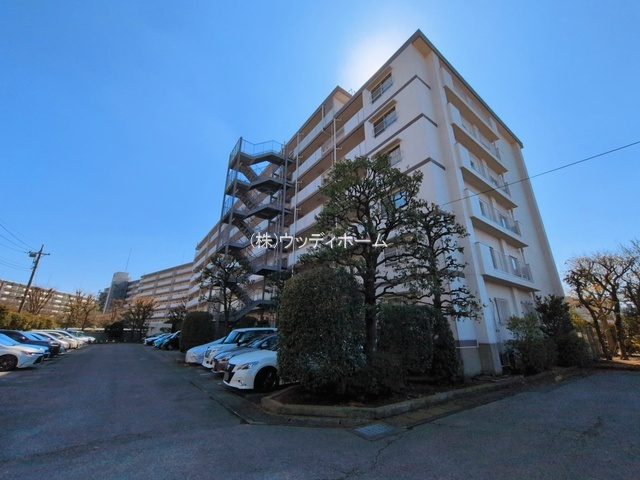 越谷ファミリータウンD棟　中古マンションの外観