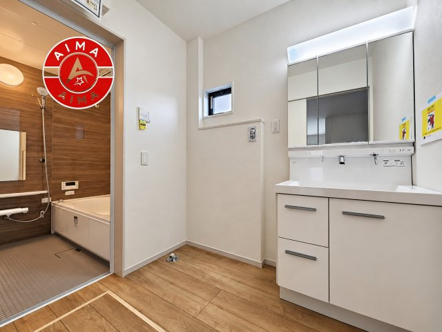 福岡市東区原田4丁目第3-3棟（3号棟）　の脱衣所|ゆとりの洗面スペースで朝の身支度もスムーズに。暮らしを快適に変えるシャワー付洗面台です！