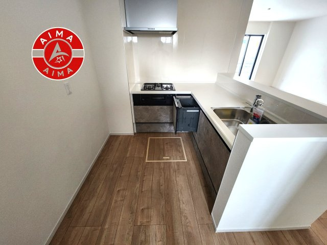 福岡市東区原田4丁目第3-3棟（3号棟）　のキッチン|ダイニングテーブルへの配膳がラクラク、お料理はかどるカウンター付きシステムキッチン！