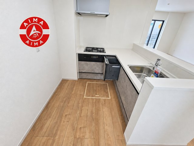 福岡市東区原田4丁目第3-3棟（3号棟）　のキッチン|ダイニングテーブルへの配膳がラクラク、お料理はかどるカウンター付きシステムキッチン！