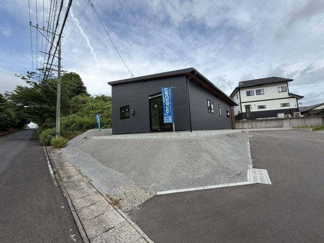 都城市五十町の新築一戸建の前面道路含む現地写真