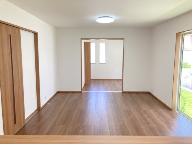 ハートフルタウン前橋市南町2丁目55番3　Ｂ号棟の居間・リビング|カウンターキッチンなのでお料理をしながら会話もできます。
夕食の支度をしながら、お子様の様子も見られて自然と会話も増えますよ♪