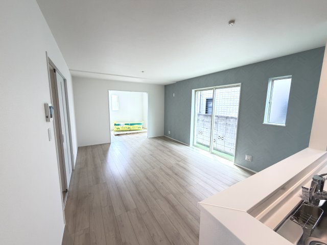 ハートフルタウン前橋市南町2丁目55番3　Ｂ号棟の居間・リビング|カウンターキッチンなのでお料理をしながら会話もできます。
夕食の支度をしながら、お子様の様子も見られて自然と会話も増えますよ♪