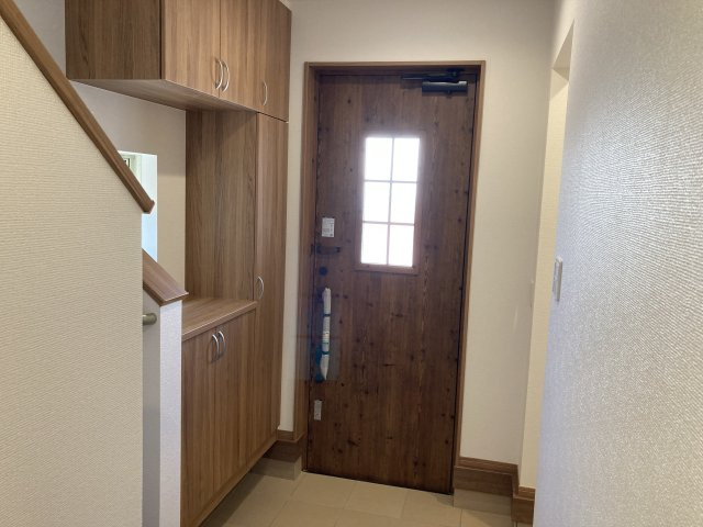 ハートフルタウン前橋市南町2丁目55番3　Ｂ号棟の玄関|玄関収納もたっぷりついています。