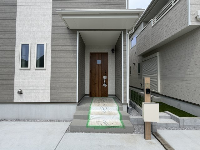 ハートフルタウン前橋市南町2丁目55番3　Ｂ号棟の玄関|玄関前も広々しています。タイル敷なのでお掃除も楽々です。