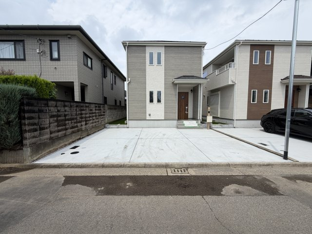 ハートフルタウン前橋市南町2丁目55番3　Ｂ号棟の駐車場|駐車場もキレイに整備されています。並列３台駐車可能です！
