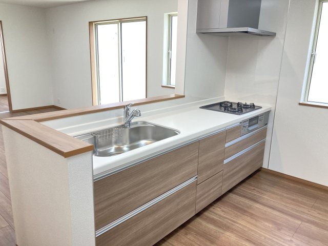 ハートフルタウン前橋市南町2丁目55番3　Ｂ号棟のキッチン|人気のカウンターキッチン採用です☆
コンロも３口ご用意しています！調理スペースも広くストレスなくお料理できます。
浄水器つきなので美味しいお水も飲めますよ♪