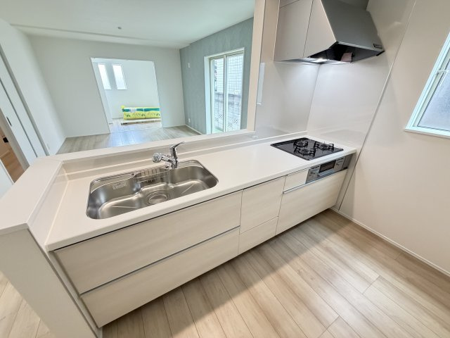 ハートフルタウン前橋市南町2丁目55番3　Ｂ号棟のキッチン|人気のカウンターキッチン採用です☆
コンロも３口ご用意しています！調理スペースも広くストレスなくお料理できます。
浄水器つきなので美味しいお水も飲めますよ♪