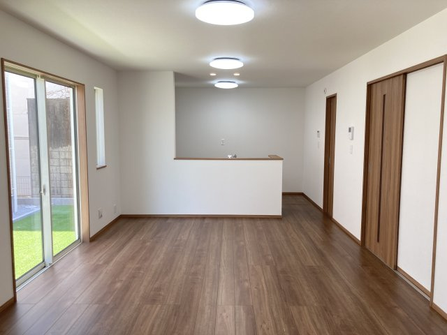 ハートフルタウン前橋市南町2丁目55番3　Ｂ号棟の居間・リビング|ゆったり過ごせる16帖のリビングです♪人気の対面式キッチンを配した空間はお好みの家具も合わせやすく、家族がくつろぐ快適な空間造りをサポート。窓からは明るい陽光が差し込みます。