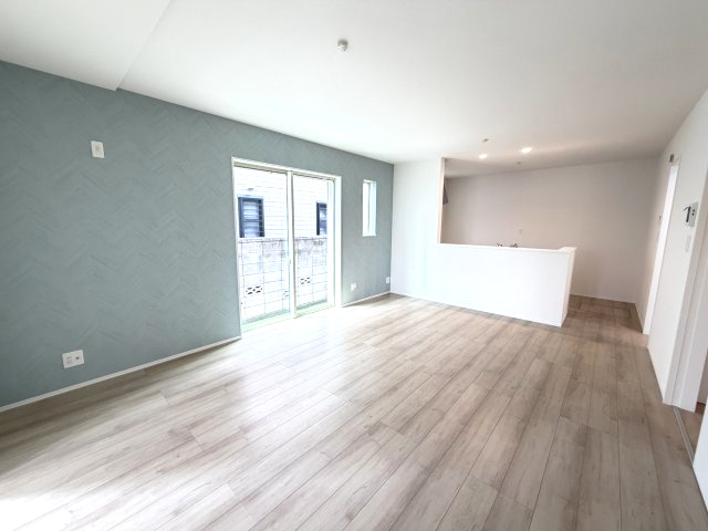 ハートフルタウン前橋市南町2丁目55番3　Ｂ号棟の居間・リビング|ゆったり過ごせる16帖のリビングです♪人気の対面式キッチンを配した空間はお好みの家具も合わせやすく、家族がくつろぐ快適な空間造りをサポート。窓からは明るい陽光が差し込みます。