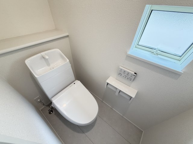 ハートフルタウン前橋市南町2丁目55番3　Ｂ号棟のトイレ|1階トイレです。清潔感のある白を基調としています。
温水洗浄・便座暖房機能の付いた快適なトイレです☆