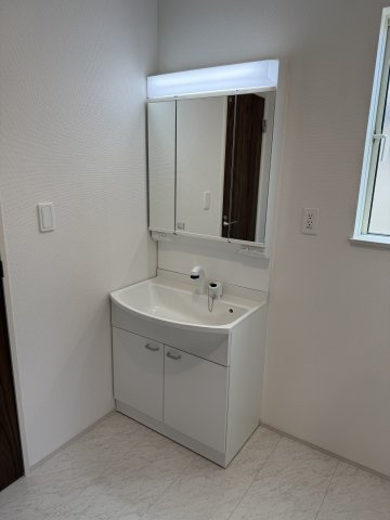 ハートフルタウン前橋市南町2丁目55番3　Ｂ号棟の独立洗面台|シャワー水栓付き洗面台で朝の身支度もバッチリです！
洗面台には収納スペースもあり洗面室もすっきり片付きますよ！