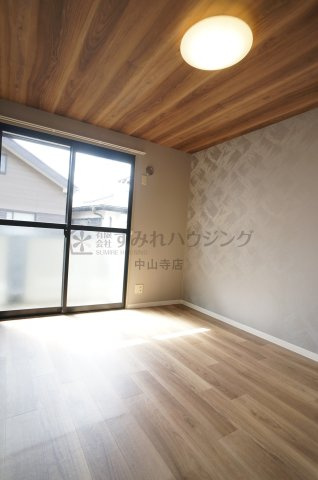 ネオフォレスト昆陽池の洋室