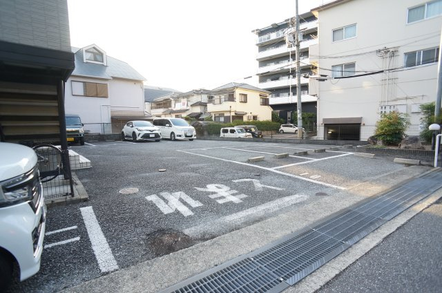 ネオフォレスト昆陽池の駐車場