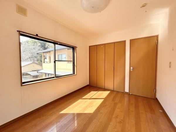 高知市西久万　中古一戸建ての洋室|大容量のクローゼット完備！明るく、お部屋がスッキリ片付く洋室