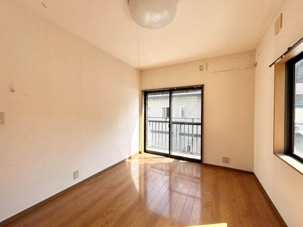 高知市西久万　中古一戸建ての洋室|2面採光で明るく、心地よい居室