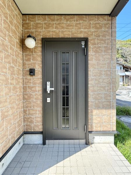 高知市西久万　中古一戸建ての玄関|雨の日も安心の屋根付きポーチ。落ち着いた印象の玄関ドアがお出迎え