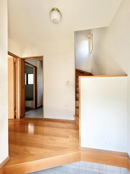 高知市西久万　中古一戸建ての玄関|木のぬくもりを感じる玄関。階段・水回りへの動線もスムーズです