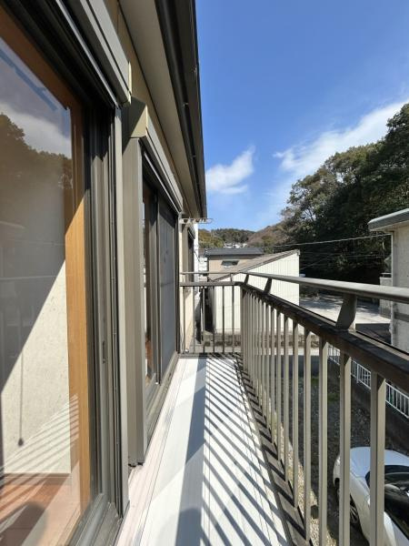 高知市西久万　中古一戸建てのバルコニー|陽当たり良好なワイドバルコニー！洗濯物も一度にたくさん干せます◎
