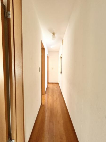 高知市西久万　中古一戸建てのその他|各部屋へと繋がる、清潔感のある動線