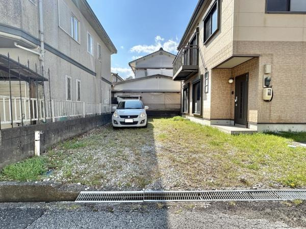高知市西久万　中古一戸建ての駐車場|普通車4台駐車OK。前面に遮るものがなく、開放感のある立地です