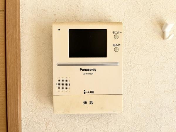 高知市西久万　中古一戸建ての防犯設備|訪問者の顔が見える、モニター付きインターホン