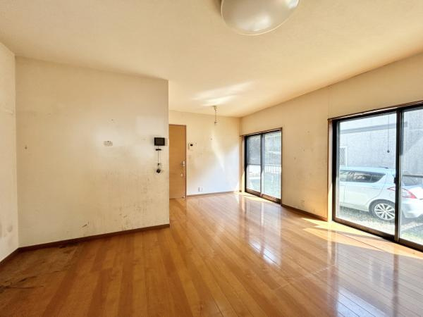 高知市西久万　中古一戸建ての居間・リビング|家具配置もしやすいゆとりのリビング