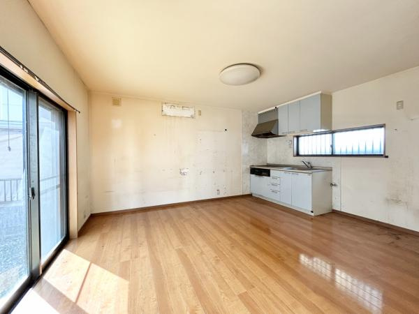 高知市西久万　中古一戸建ての居間・リビング|大きな窓から光が注ぐ開放的なLDK！家族が自然と集まる空間