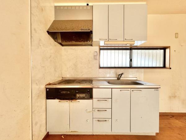 高知市西久万　中古一戸建てのキッチン|上下に収納豊富なシステムキッチン。窓付きで手元も明るく換気も良好