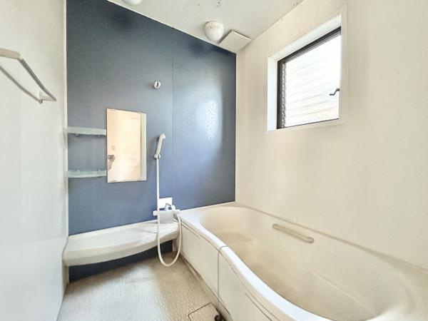 高知市西久万　中古一戸建ての浴室|一日の疲れを癒す清潔感あるバスルーム。小窓付きで湿気対策もバッチリ！