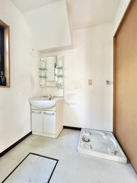 高知市西久万　中古一戸建ての洗面所|身支度しやすい洗面台。洗濯機置場も隣接し家事動線もスムーズ