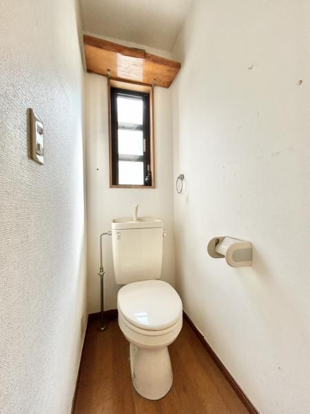 高知市西久万　中古一戸建てのトイレ|窓付きで明るく清潔なトイレ