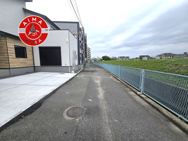 福岡市南区井尻2丁目第1-1棟（1号棟）　の前面道路含む現地写真|前面道路は閑静な住宅地をはしる車通りの少ない道路。お車の出し入れが苦手なママや小さなお子様にも安心ですね。しっかり舗装もされているので、ベビーカーや自転車で通っても快適に通行できます。