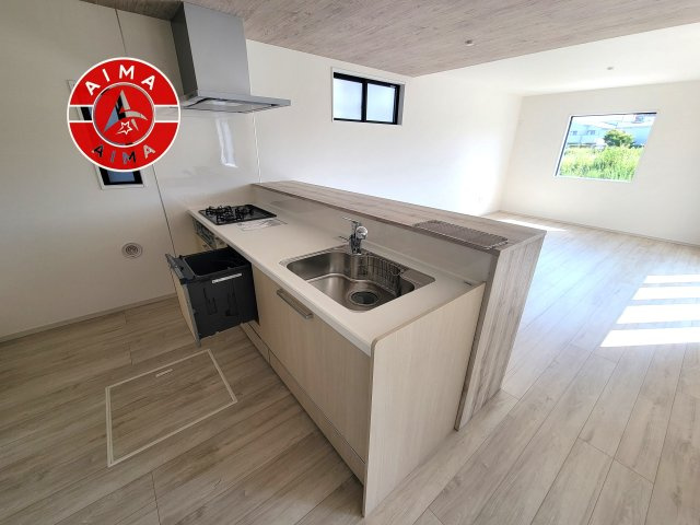 福岡市南区井尻2丁目第1-1棟（1号棟）　のキッチン|ダイニングテーブルへの配膳がラクラク、お料理はかどるカウンター付きシステムキッチン！