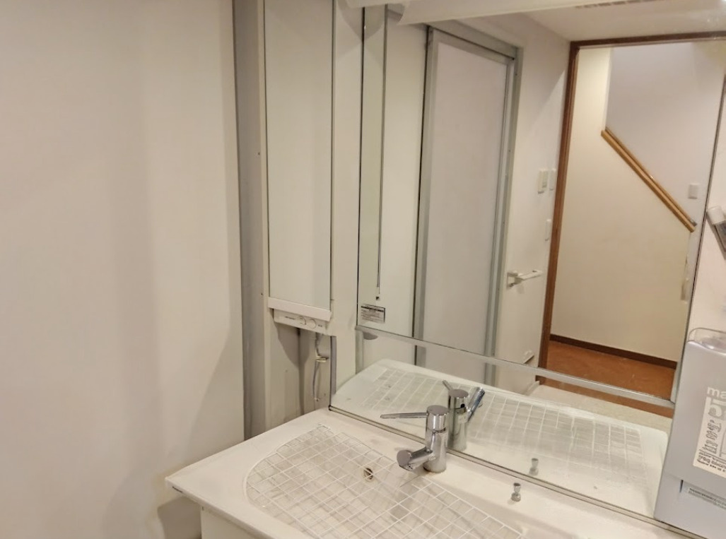 売中古戸建　三島市徳倉３丁目の独立洗面台|明るいホワイトカラ－でまとめられた、清潔感たっぷりの洗面台です。壁一面に広がる大きな鏡は、お出かけ前の身だしなみチェックに最適です。空間を広く見せてくれる効果もあります。
