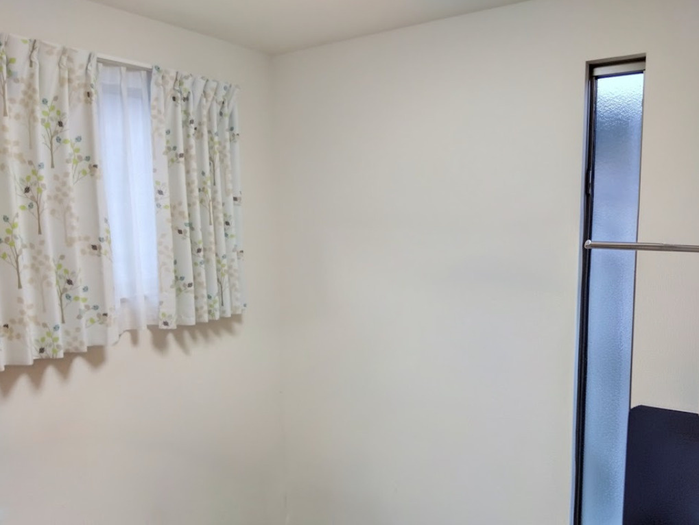 売中古戸建　三島市徳倉３丁目のその他|白を基調とした、心落ち着く空間です。2面の窓から光が入り、風通しも良好です。シンプルな内装なので、ナチュラルな木製家具や観葉植物との相性もピッタリです。