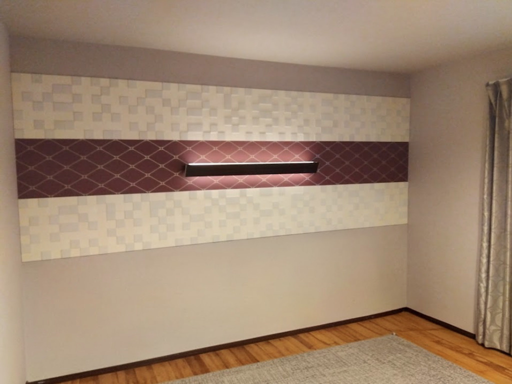 売中古戸建　三島市徳倉３丁目のその他|お部屋の主役は、壁面に施されたスタイリッシュなアクセントパネルです。中央に配置された間接照明が、柔らかな光でお部屋を包み込み、夜のリラックスタイムを一段と贅沢なものにしてくれます。