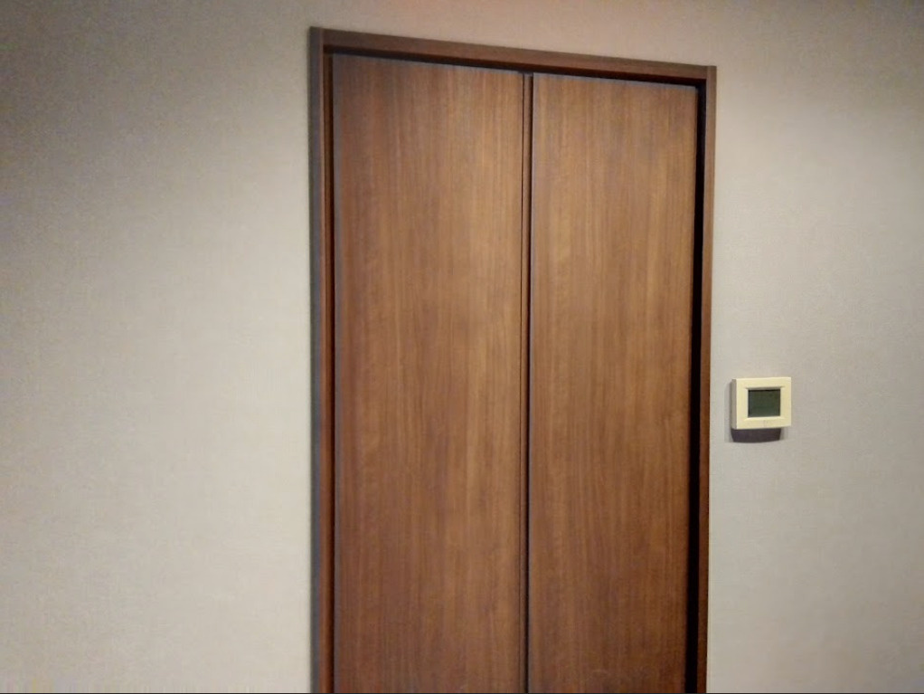 売中古戸建　三島市徳倉３丁目のその他共用部分|お部屋の雰囲気を損なわない、上品な木目デザインの大型収納です。整理整頓が楽しくなる、機能的なスペ－スです。