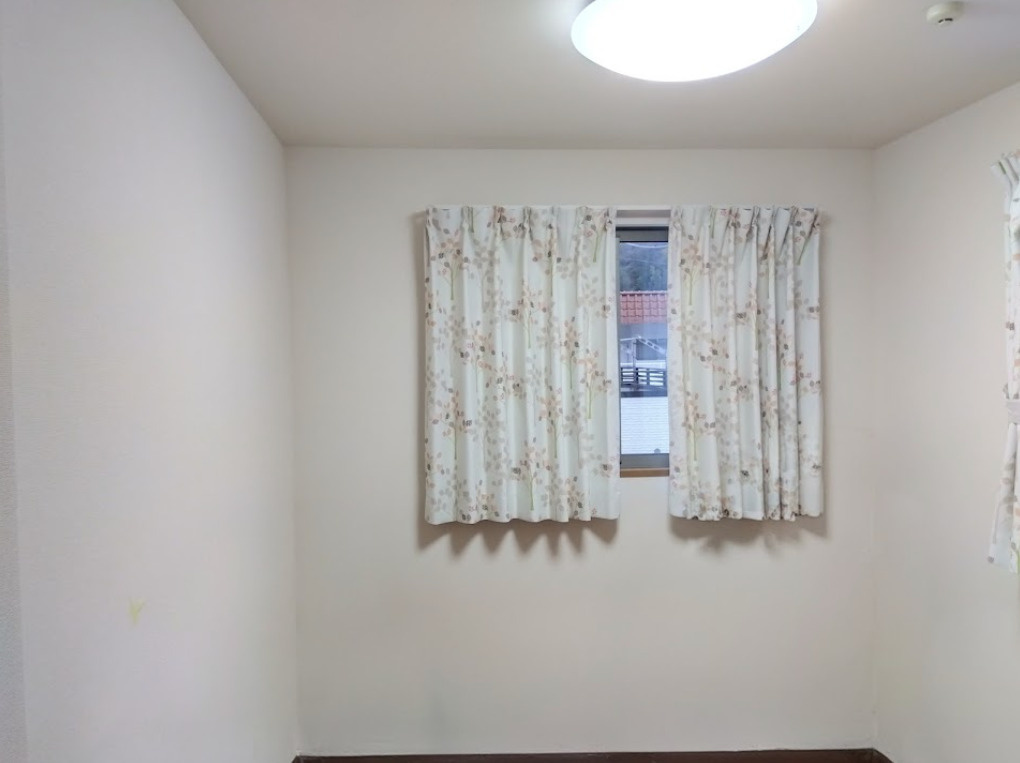 売中古戸建　三島市徳倉３丁目のその他共用部分|白い壁に柔らかな光が反射する、明るく開放的な一室です。２面採光で風通しもよく、朝の目覚めもスッキリです。お気に入りの家具を置いて、特別な空間を楽しめそうです。