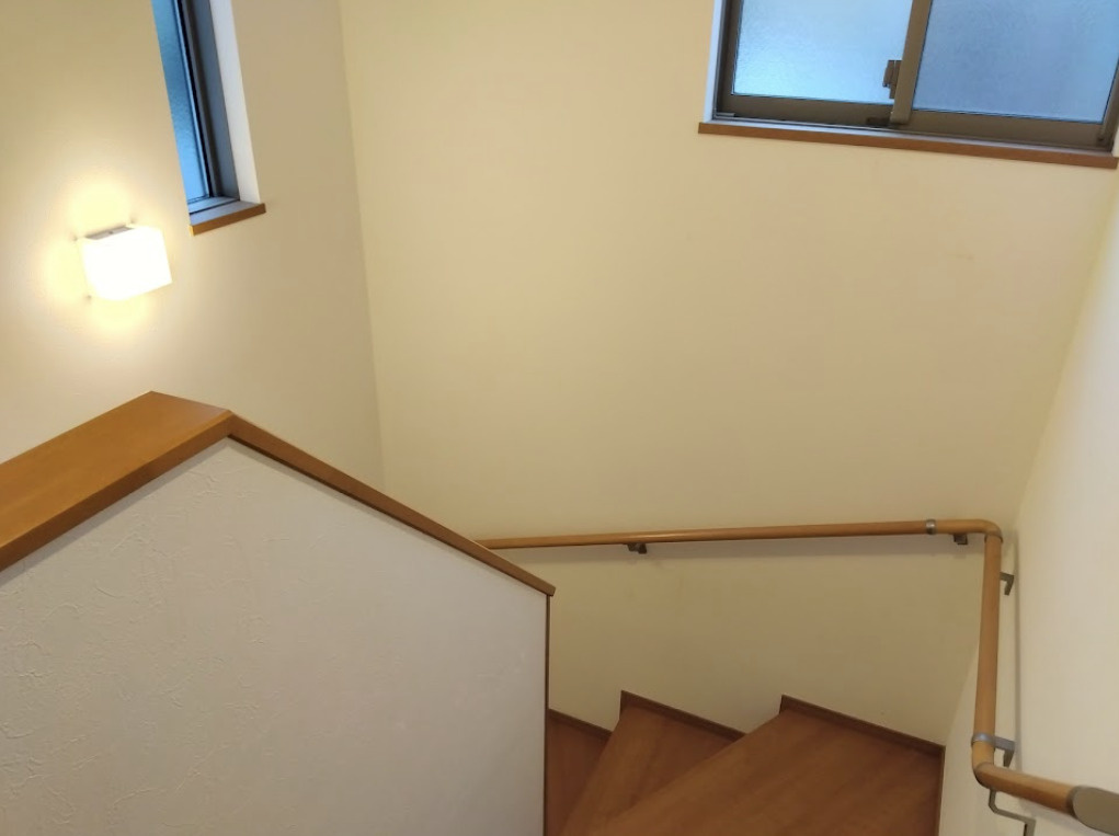 売中古戸建　三島市徳倉３丁目の内装|窓から自然光が差し込みます。圧迫感を感じさせない広々とした設計で、上り下りも軽やかな気分になります。ライトの柔らかな灯りが、夜にはまた違った温かみのある表情を見せてくれるこだわりを感じる空間です。
