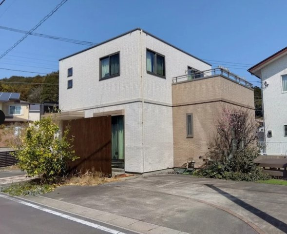 売中古戸建　三島市徳倉３丁目の外観パース|開放感のある角地ならではの、たっぷりな採光と風通しが魅力です。目隠しとなる植栽やフェンスもしっかり整えられており、プライバシ－を守りながらも開放的な暮らしを実現できます。